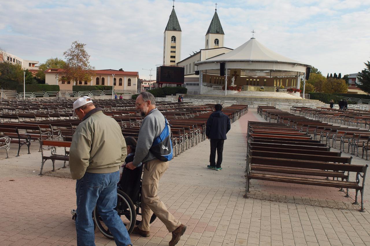 Hodoccasnici u obilasku prostora oko crkve sv. Jakova u Medjugorju. Medjugorje, 13.11.2013.Snimio:Marijan Sivrić