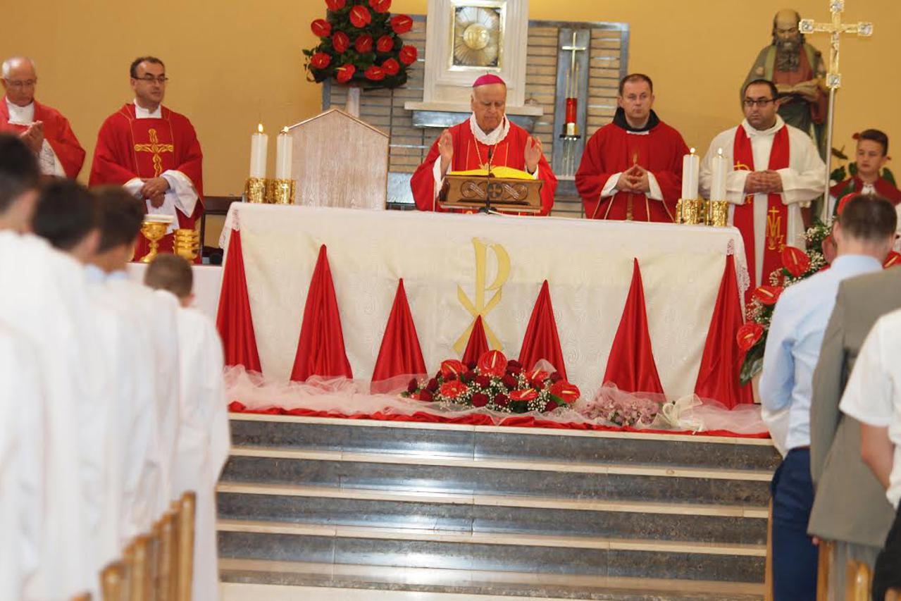 Misno slavlje za krizmanike za vrijeme je podjelio samrament sv. potvrde predvodio je biskup mostarski dr. Ratko Perić. Medjugorje,28.05.