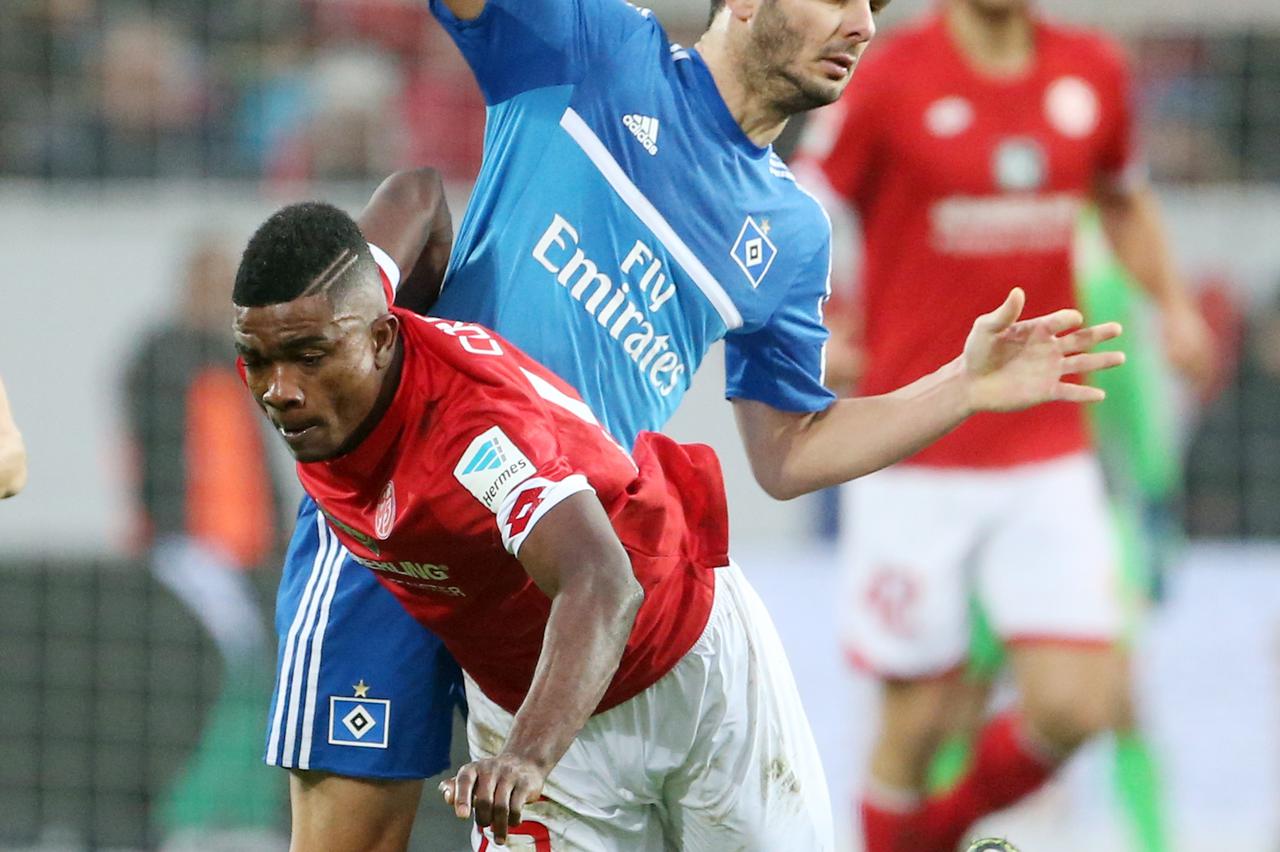 Mainz's Jhon Cordoba and Hamburg's Emir Spahic (r) vie for the ball during the German Bundesliga football match between FSV Mainz 05 - Hamburger SV at the Opel Arena in Mainz, Germany, 17 December 2016.       (EMBARGO CONDITIONS - ATTENTION: Due to the ac
