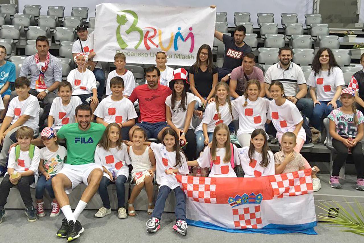 Marin Čilić i Ivan Dodig s članovima Broćanske udruge mladih (Brum) i Tenis kluba Međugorje u pauzi nastupa. 