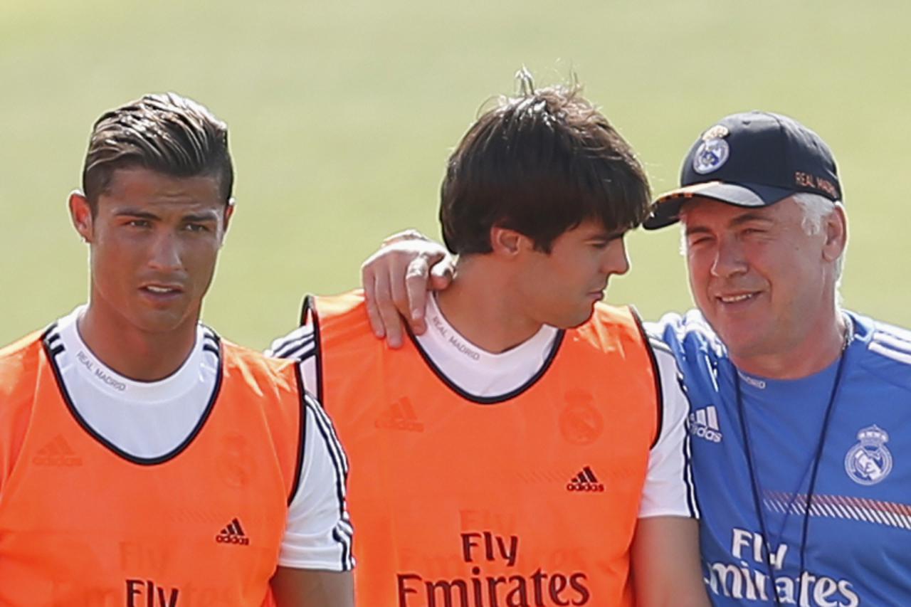 'Real Madrid's coach Carlo Ancelotti (R) speaks with Kaka beside Cristiano Ronaldo (L) as they attend a training session at Valdebebas training grounds, outside Madrid July 15, 2013. REUTERS/Juan Med