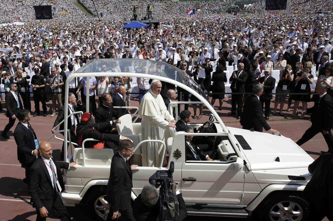 Pope Francis arrives in his Papamobile to celebrate a Holy Mass at the stadium in Sarajavo, Bosnia and Herzegovina, June 6, 2015. REUTERS/Max Rossi
