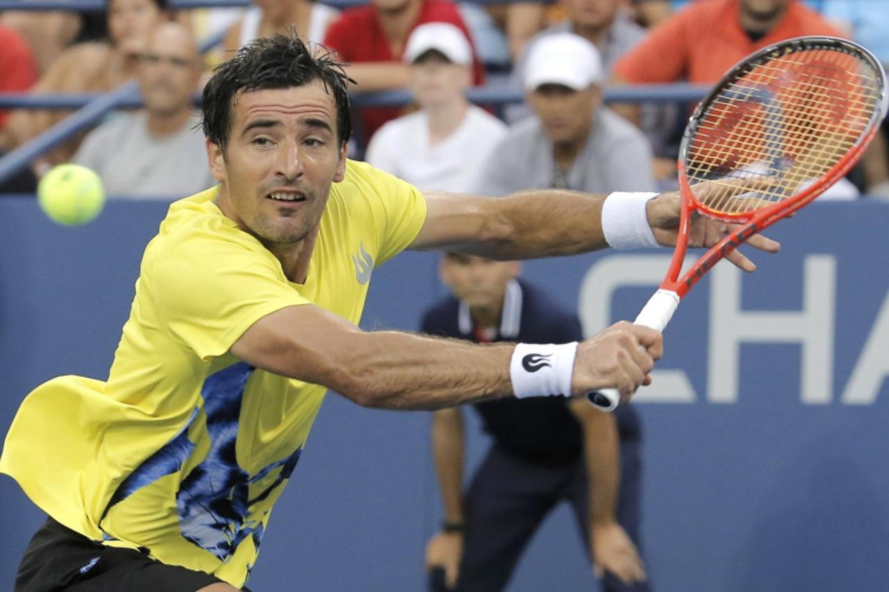 'Ivan Dodig of Croatia returns to Fernando Verdasco of Spain at the U.S. Open tennis championships in New York, August 26, 2013.   REUTERS/Ray Stubblebine (UNITED STATES  - Tags: SPORT TENNIS)'