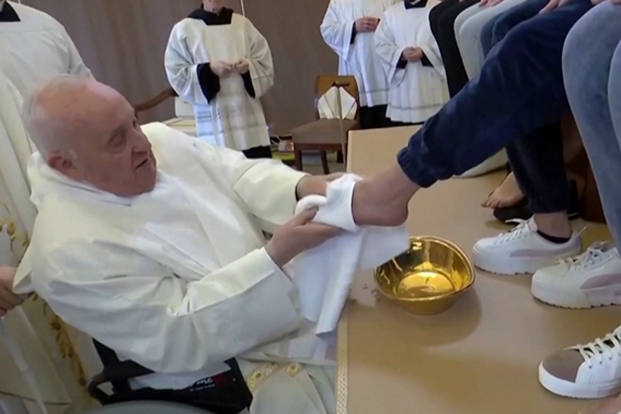 papa pranje nogu zatvorenicima
