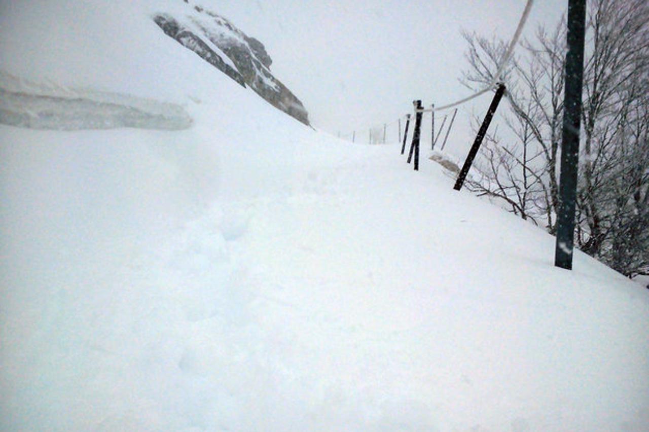 Makarska, 5.4.2015 - Najavljeno zahlađenje s jakom burom i kišom zahvatilo je jutros cijelo Makarsko primorje gdje se temperatura spustila na 8 Celzijevih stupnjeva. Na obližnjem, Biokovu gdje još od sinoć pada snijeg, na najvišem biokovskom vrhu Svetom J