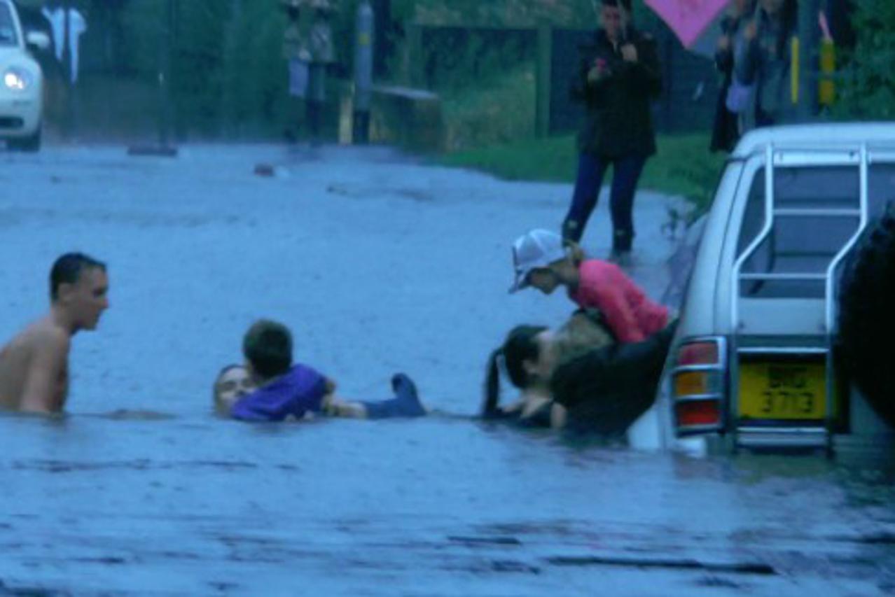 spasavanje djece,poplava (1)