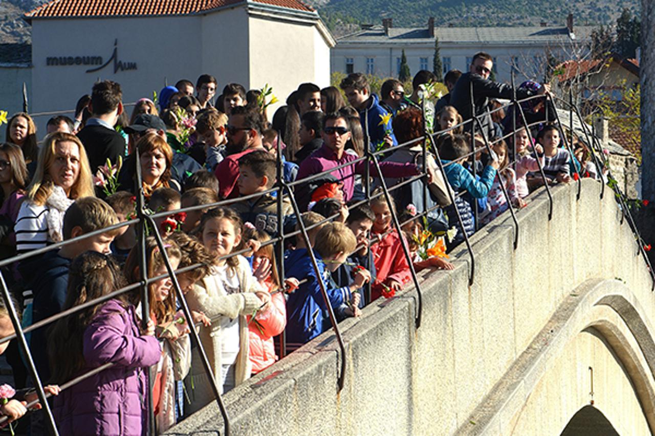 Uz zvuke sirena za uzbunu, bacanje cvijeća u Neretvu i simboličan skok bez aplauza koji je izveo Elmir Sarić, danas je u 10.16 sati obilježena 22. godišnjica od rušenja Starog mosta u Mostaru. (D.Marić - Anadolu Agency)