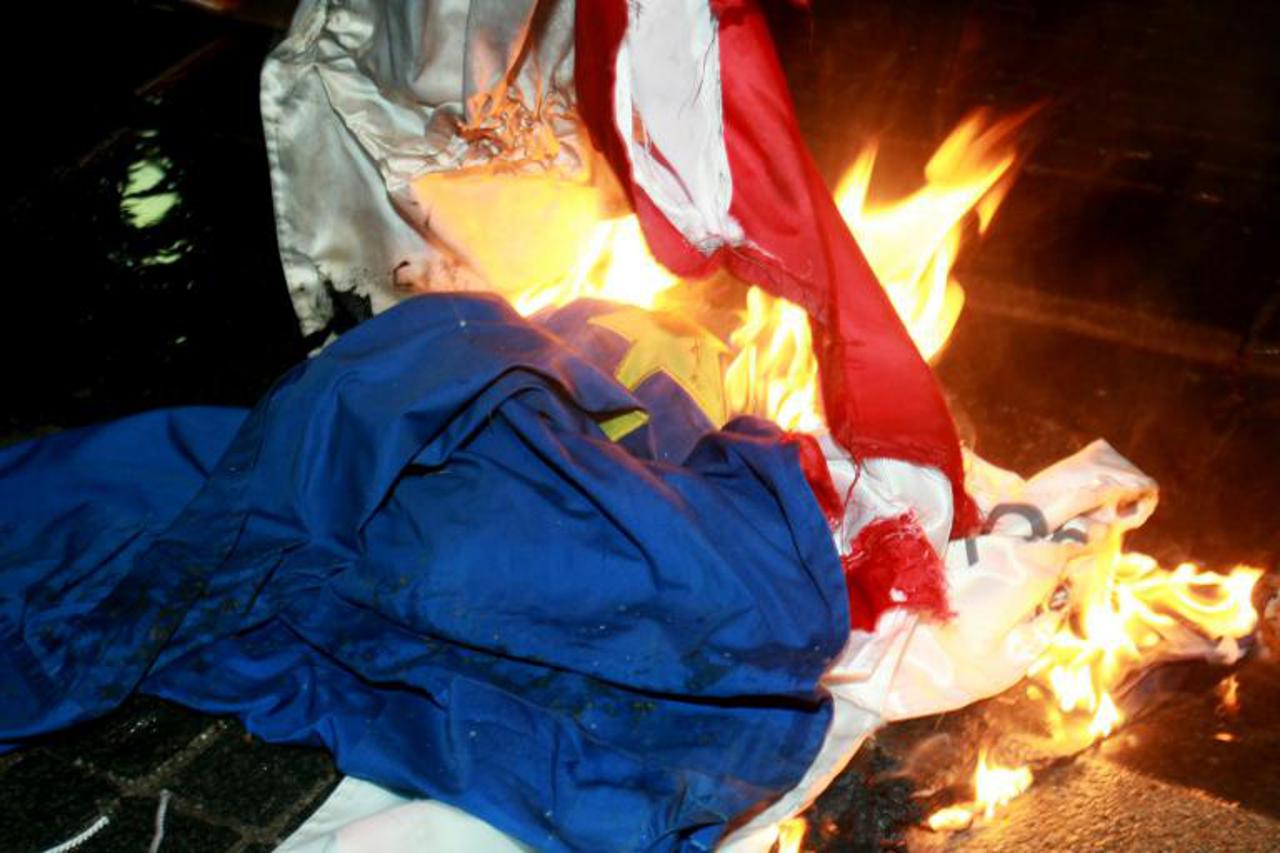 prosvjed, paljenje zastave (1)