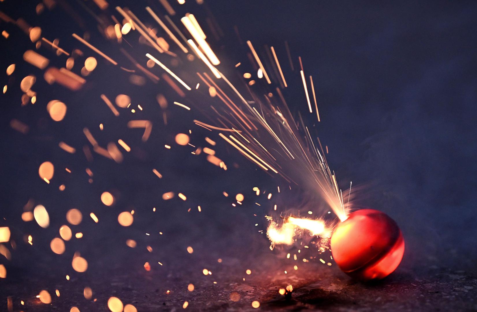 U susjednoj Hrvatskoj pirotehnička sredstva se smiju koristiti u vrijeme pred Novu godinu. Po zakonu je korištenje pirotehnike dozvoljeno u razdoblju od 27. prosinca do 01. siječnja.
