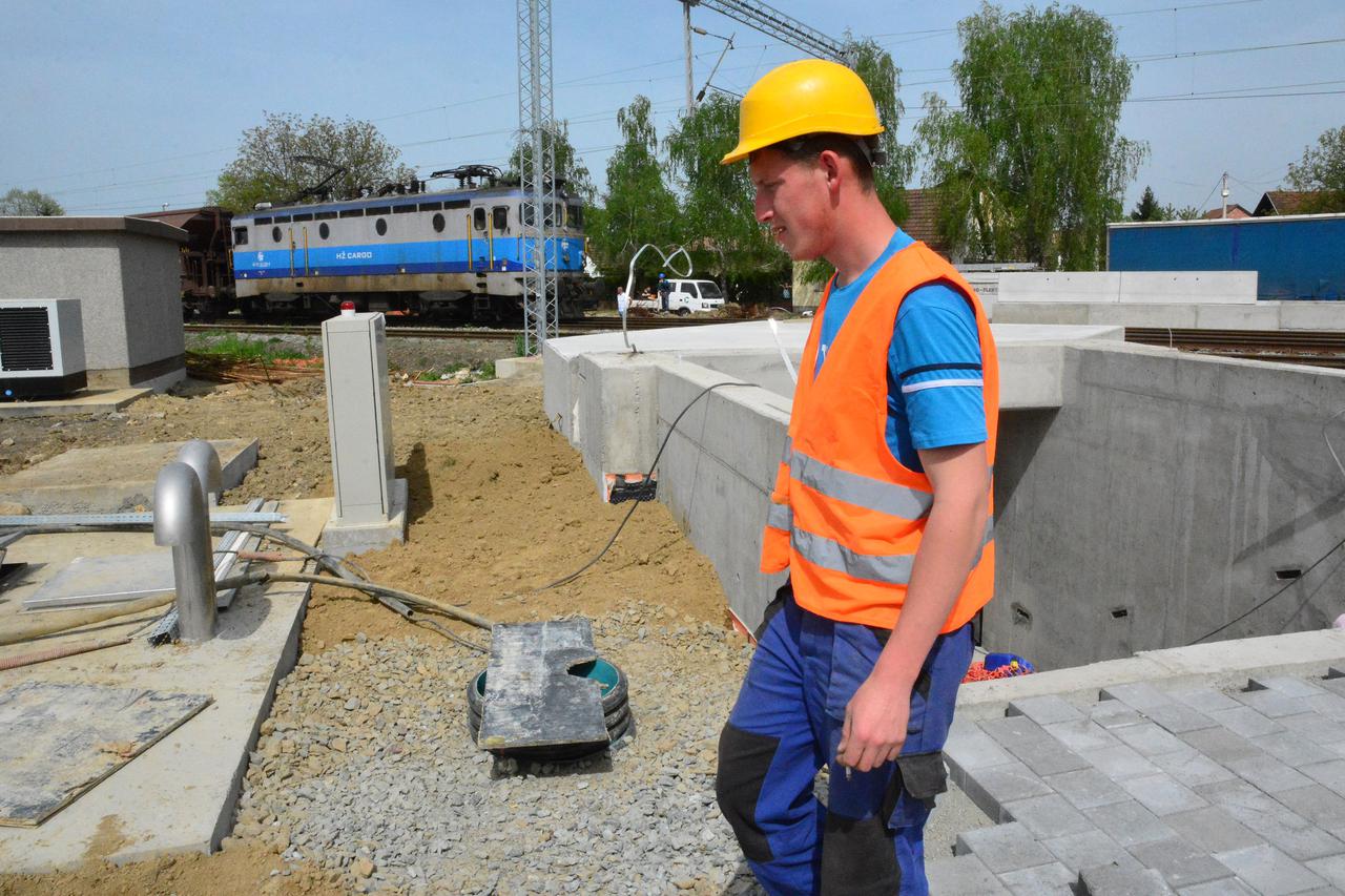 13.04.2016., Slavonski Brod - Posljednje uredjivanje podvoznjaka ispod zeljeznicke pruge u Osjeckoj ulici pred tehnicki prijem koji je najavljen za 15. travnja. Ovim bi dugogodisnje prometne guzve na pruznom prijelazu u Osje?koj ulici konacno i sluzbeno t
