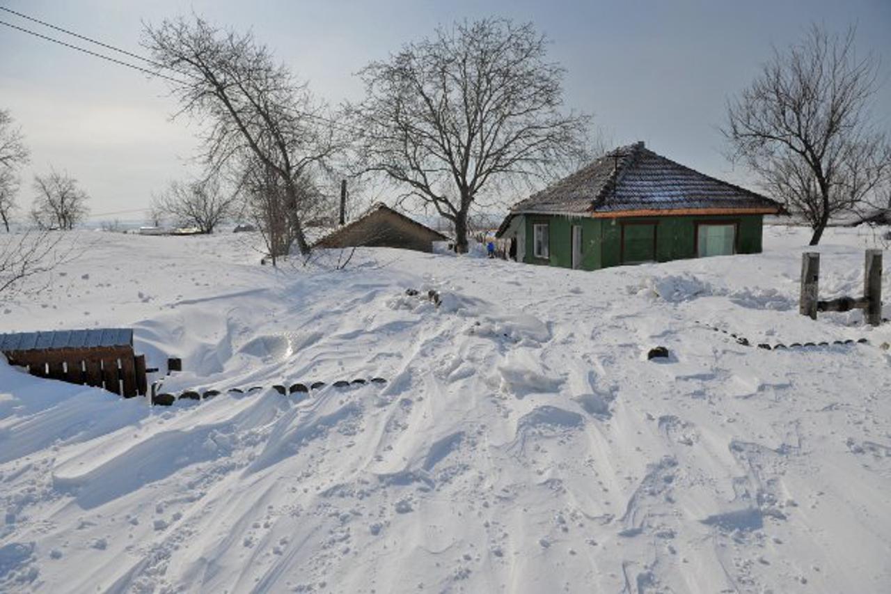 Visoki snijeg i led okovali naselja 