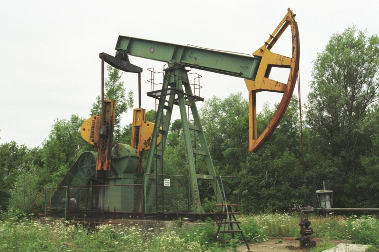 'gradska...zagreb...13.07.2003. ivanic grad, procurila nafta iz cijevi u polje, naftna busotina foto: goran stanzl'
