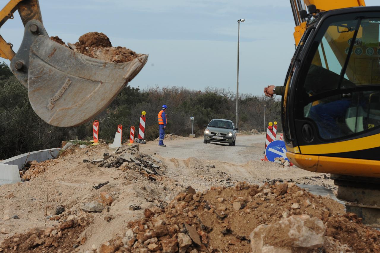 05.02.2013., Kapela - Na zahtjev opcine Tisno, Hrvatske ceste zapocele su s obnovom razkrizja cesta D8 i D59 kod cvorista Kapela. Razlog obnove je ljetni kolaps na toj dionici ceste (skretanje Murter, Tisno) te veliki broj prometnih nesreca. Photo: Hrvoje