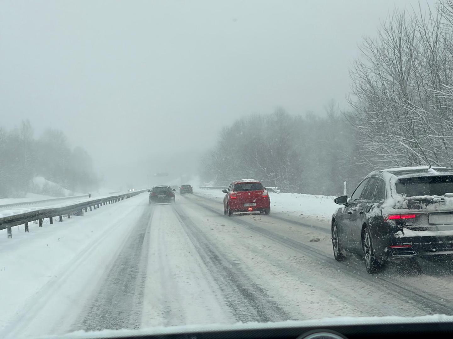 Zbog teških zimskih uvjeta uvedene su zabrane prometa za kamione s prikolicama i tegljače s poluprikolicama, kao i za vozila bez propisne zimske opreme, na cestama u Gorskom kotaru i Lici. Ograničenja se odnose i na državnu cestu DC1 na dionici Grabovac – Gračac – Knin, DC3 između Zdihova, Delnica i Kikovice, autocestu A7 od Rupe do čvora Rijeka zapad te na Jadransku magistralu (DC8) od Pasjaka do Senja. Za teretna vozila s priključnim vozilima trenutačno ne postoji slobodan cestovni pravac iz unutrašnjosti prema Rijeci i Istri, Dalmaciji i obratno.