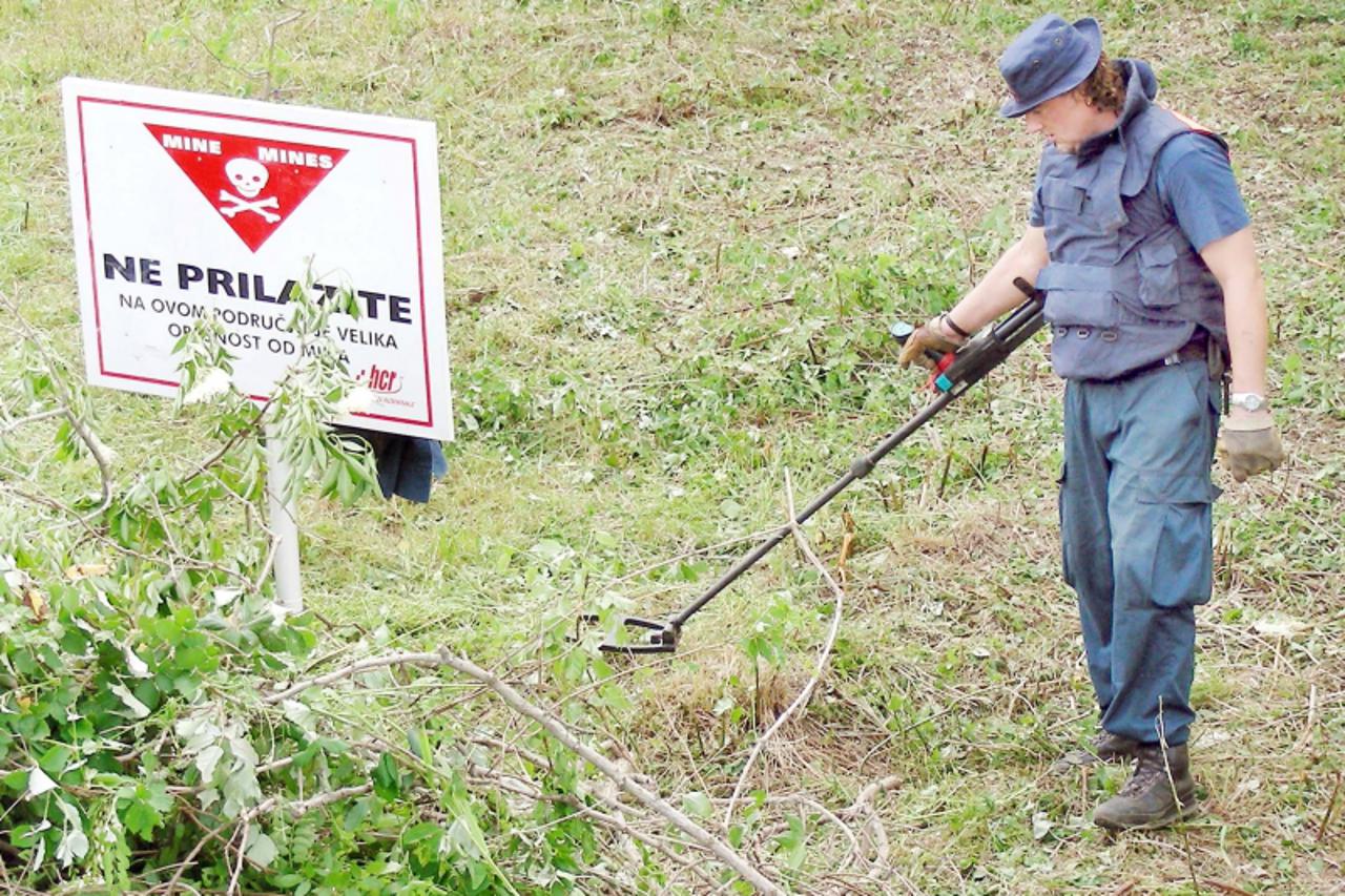 'podravina-220310 - papuk - svake godine pirotehnicari razminiraju po koje minsko polje u sumama i na livadama pod Papukom  snimiO.dragutin santosi'