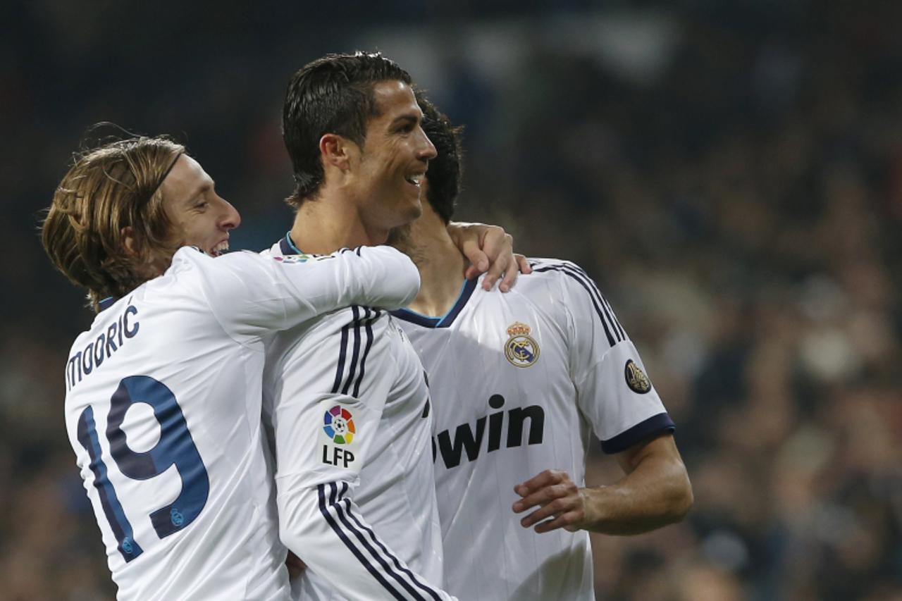 'Real Madrid's Cristiano Ronaldo (C) celebrates his goal with Luka Modric during their Spanish King's Cup soccer match against Celta Vigo at Santiago Bernabeu stadium in Madrid January 9, 2013. REUT