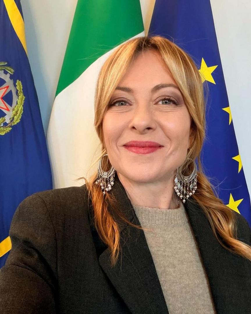 Meloni vodi Italiju od listopada 2022., otkako je njezina stranka Braća Italije pobijedila na parlamentarnim izborima i ona postala prva premijerka u povijesti zemlje. Tada je sastavila koalicijsku vladu sa strankom Liga Mattea Salvinija i strankom Naprijed Italija.