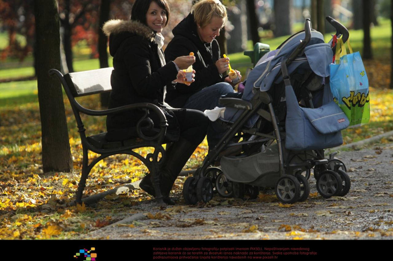 '07.11.2012., Koprivnica - Mlade mame iskoristile suncano i toplo vrijeme za setnju parkom u sredistu grada i hranjenje beba.  Photo: Marijan Susenj/PIXSELL'