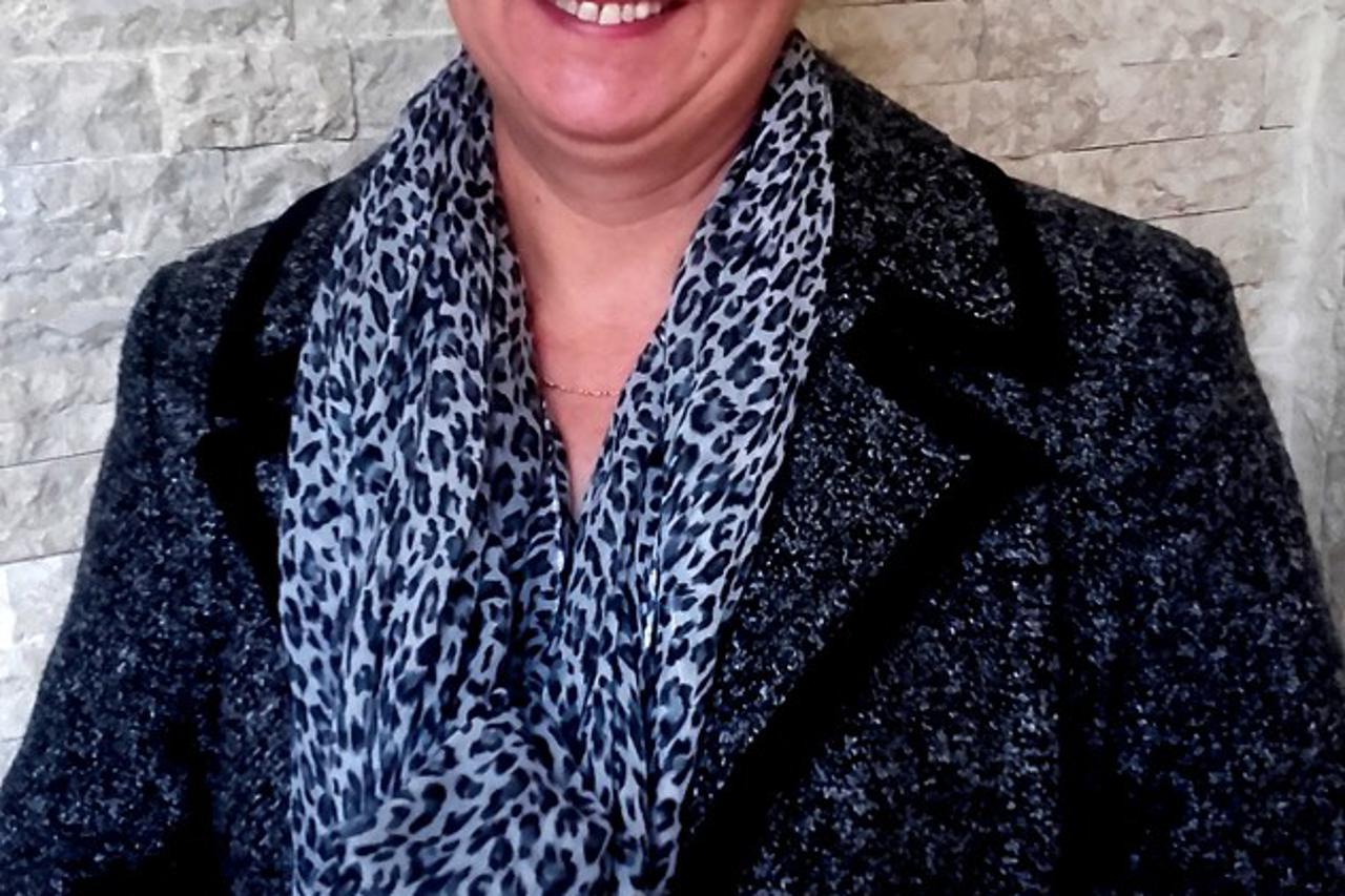 žena