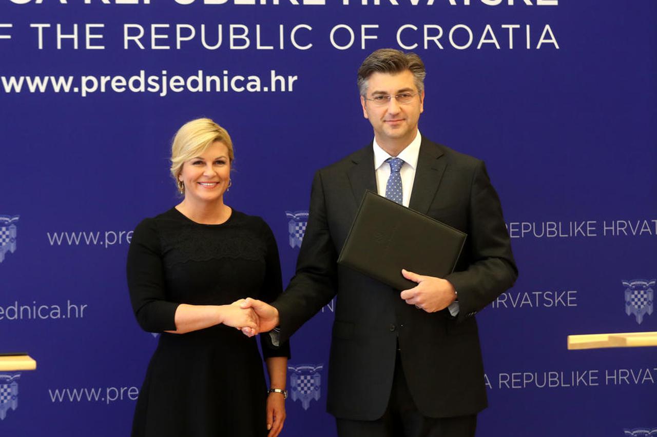 Zagreb, 10.10.2016 - Predsjednica Republike Kolinda Grabar-Kitarović primila je predsjednika HDZ-a Andreja Plenkovića i uručila mu mandat za sastavljanje Vlade, s obzirom da joj je potvrdio kako ima natpolovičnu većinu potpisa izabranih saborskih zastupni