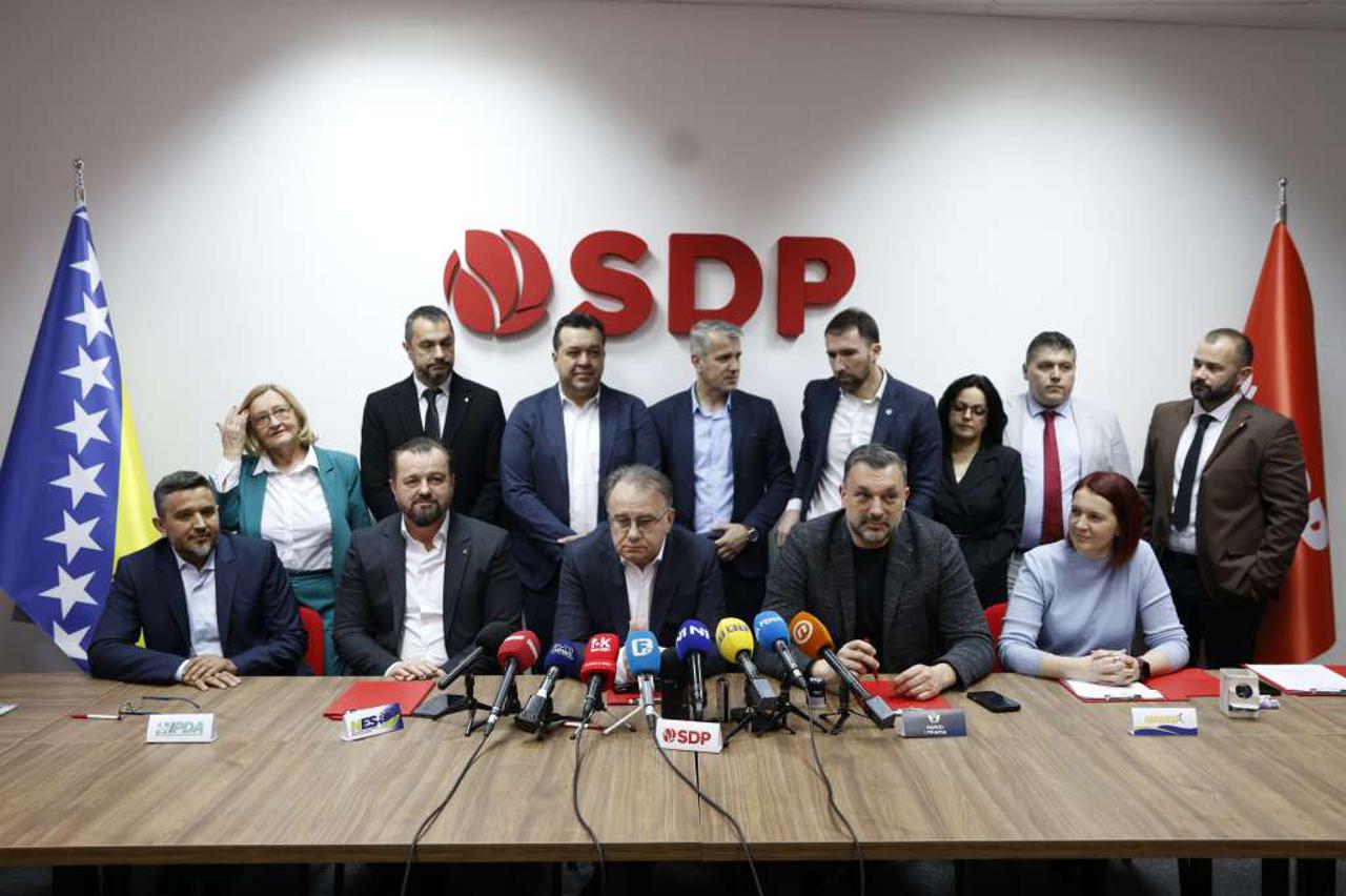 pet političkih stranaka