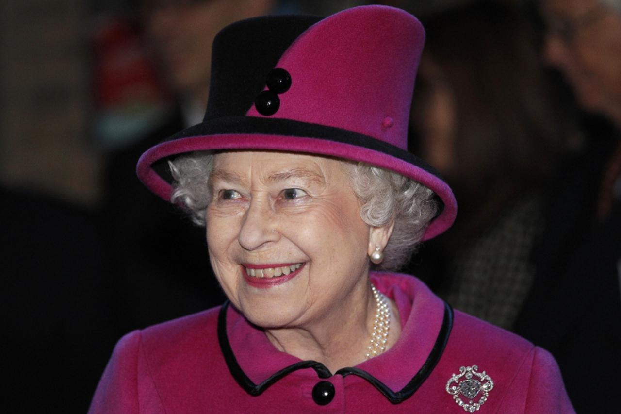 'Britain\'s Queen Elizabeth smiles during her visit to the Royal Shakespeare Theatre in Stratford-upon-Avon, central England March 4, 2011.   REUTERS/Darren Staples   (BRITAIN - Tags: ROYALS ENTERTAIN