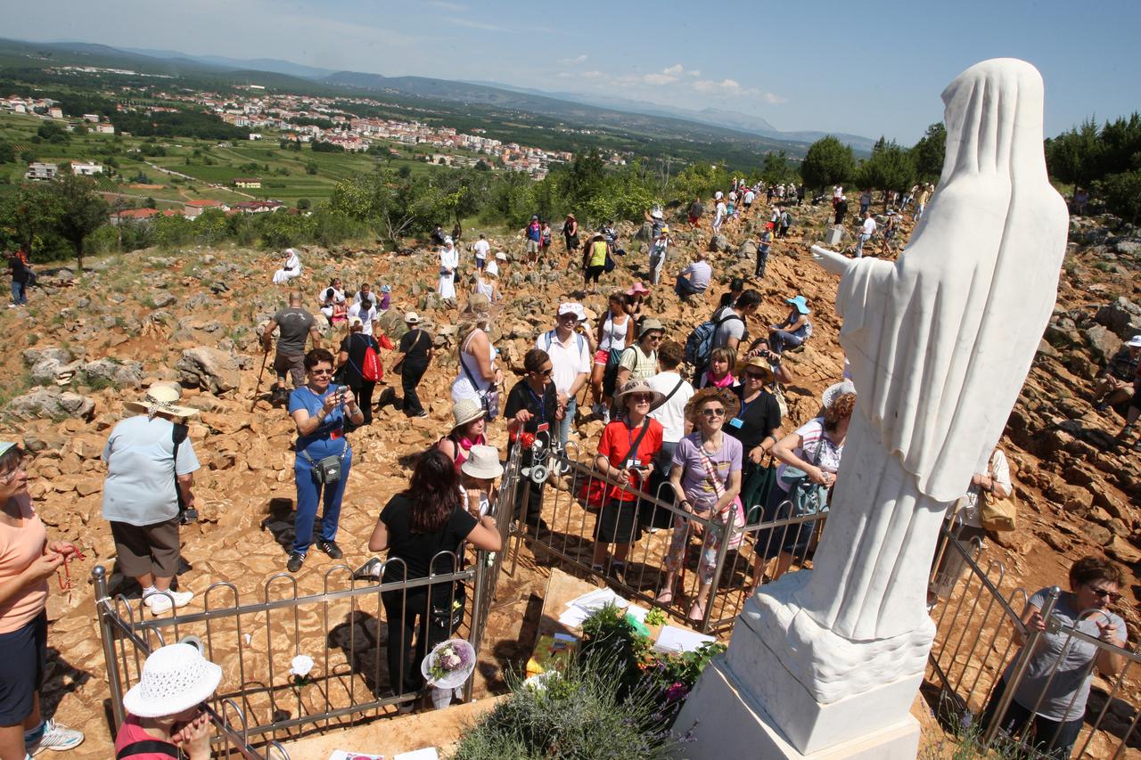 24.06.2011., Medjugorje - Od ranog jutra rijeke hodocasnika pohode Medjugorje u kojem se na danasnji dan Gospa prije 30 godina prvi put ukazala mladim Medjugorcima. Iz godine u godinu broj hodocasnika je sve veci.Ni vrucina nije sprijecila vjernike u poho