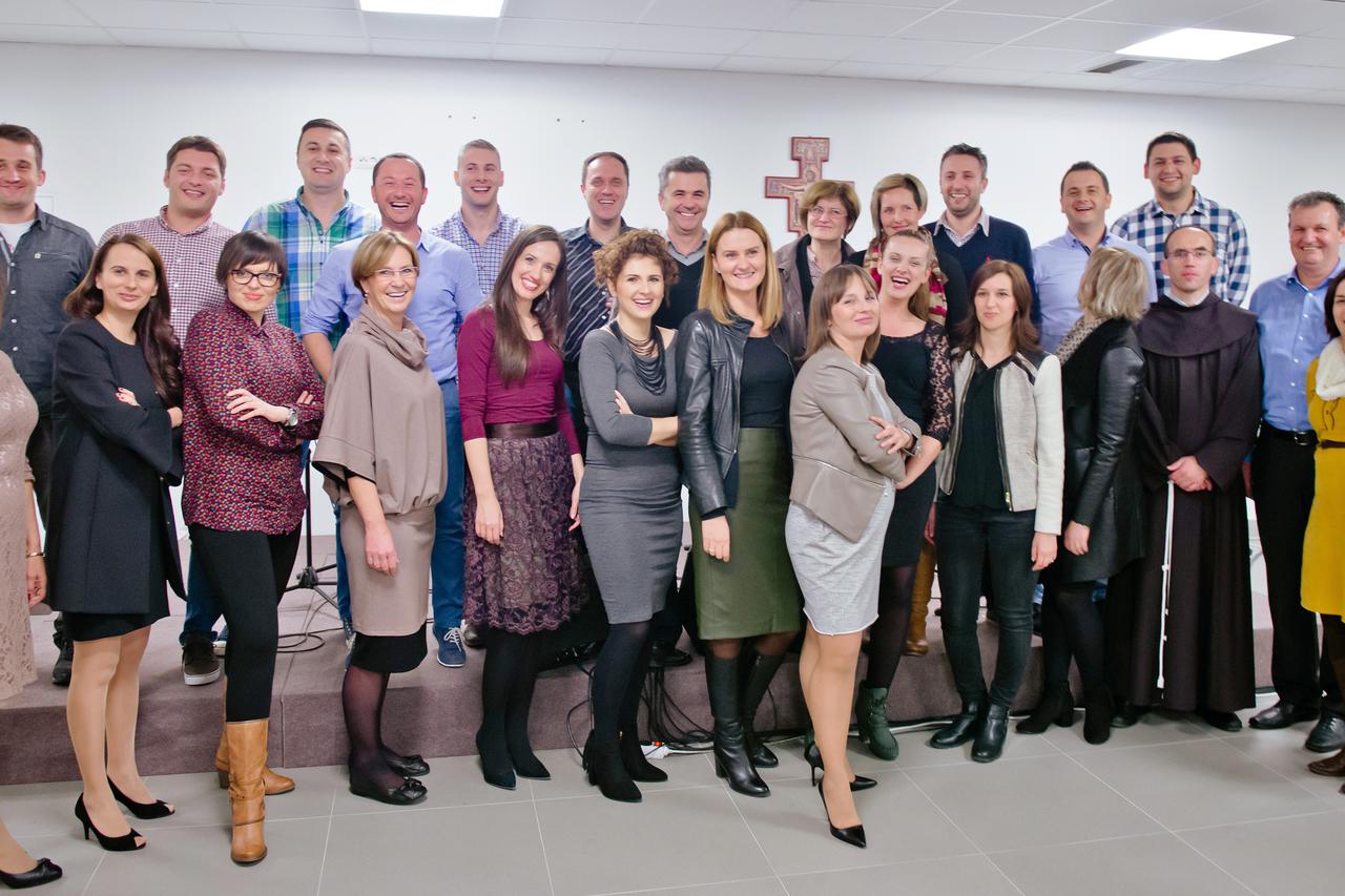 ZajedniÄki snimak djelatnika Radio postaje Mir Medjugorje.Medjugorje,26.11.2015.Snimio:Marijan SivriÄ