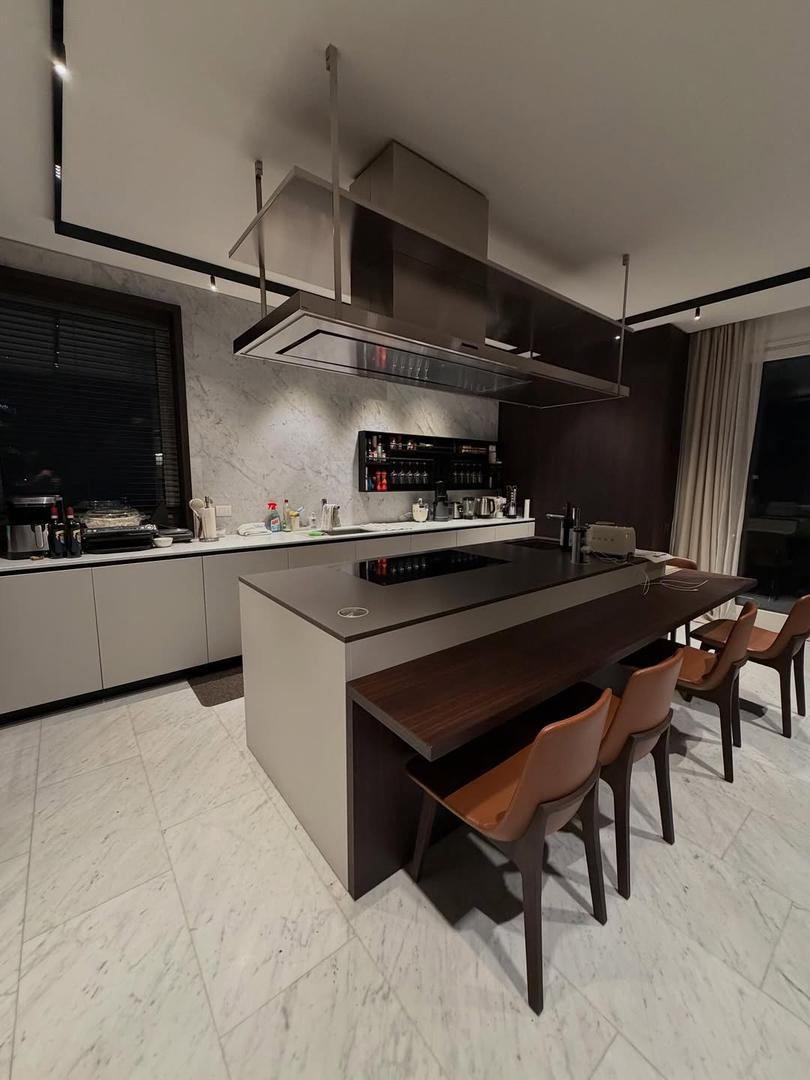 Za Silvestrovo mu je kuhao privatni talijanski chef Leonardo Cannavale, poznat pod nadimkom Gordon Lenni. 