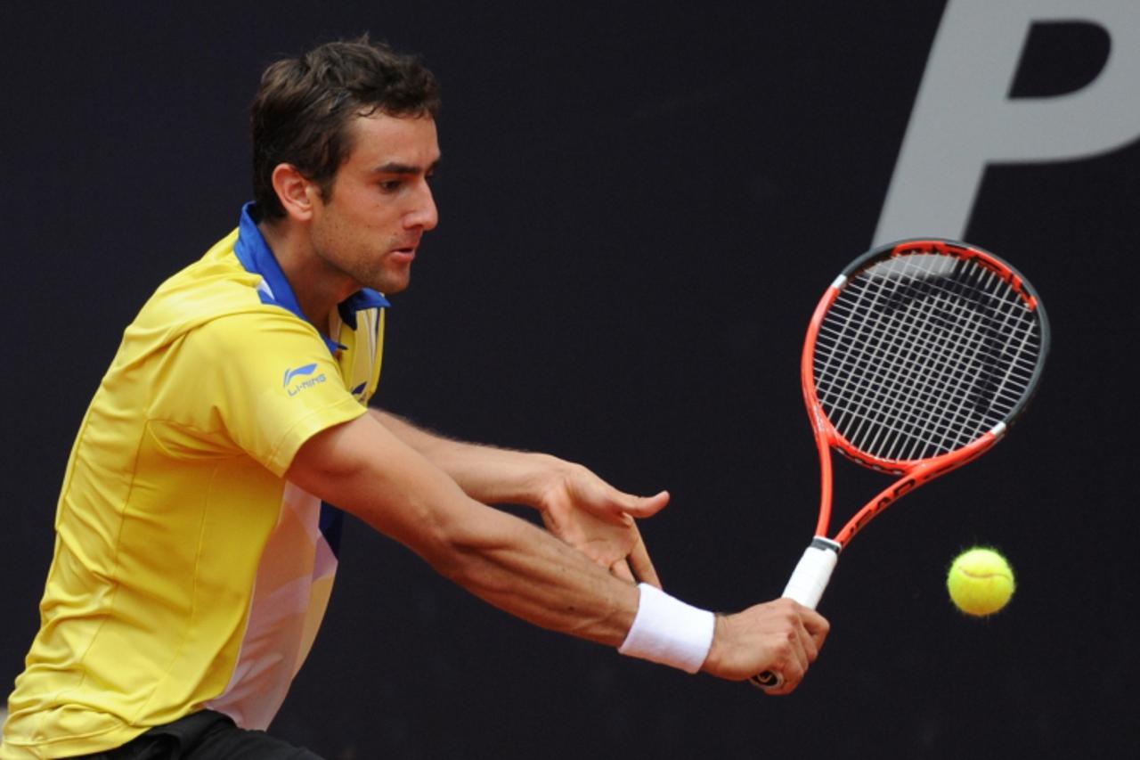 'Marin Cilic of Croatia returns the ball to Germany\'s Tobias Kamke during their match of the ATP Rothenbaum tennis tournament in Hamburg, northern Germany, on July 21, 2011. Cilic won the match 3-6, 