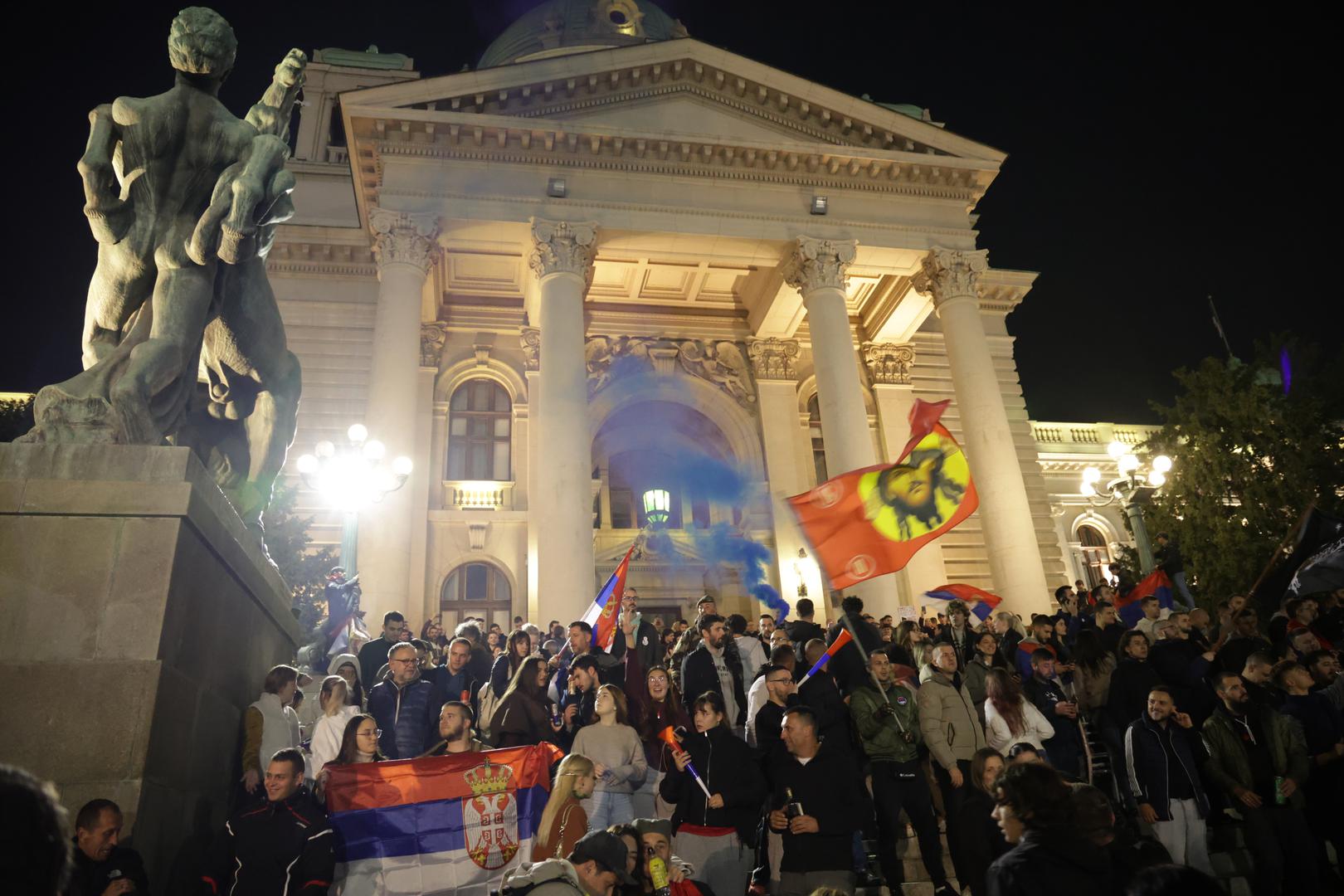 "Imam osjećaj da napokon živim u slobodnoj zemlji", rekla je u suzama studentica Suzana Mila Martić, dok je koncert automobilskih truba i mnoštvo s podignutim rukama preplavilo ulice u središtu glavnoga grada.