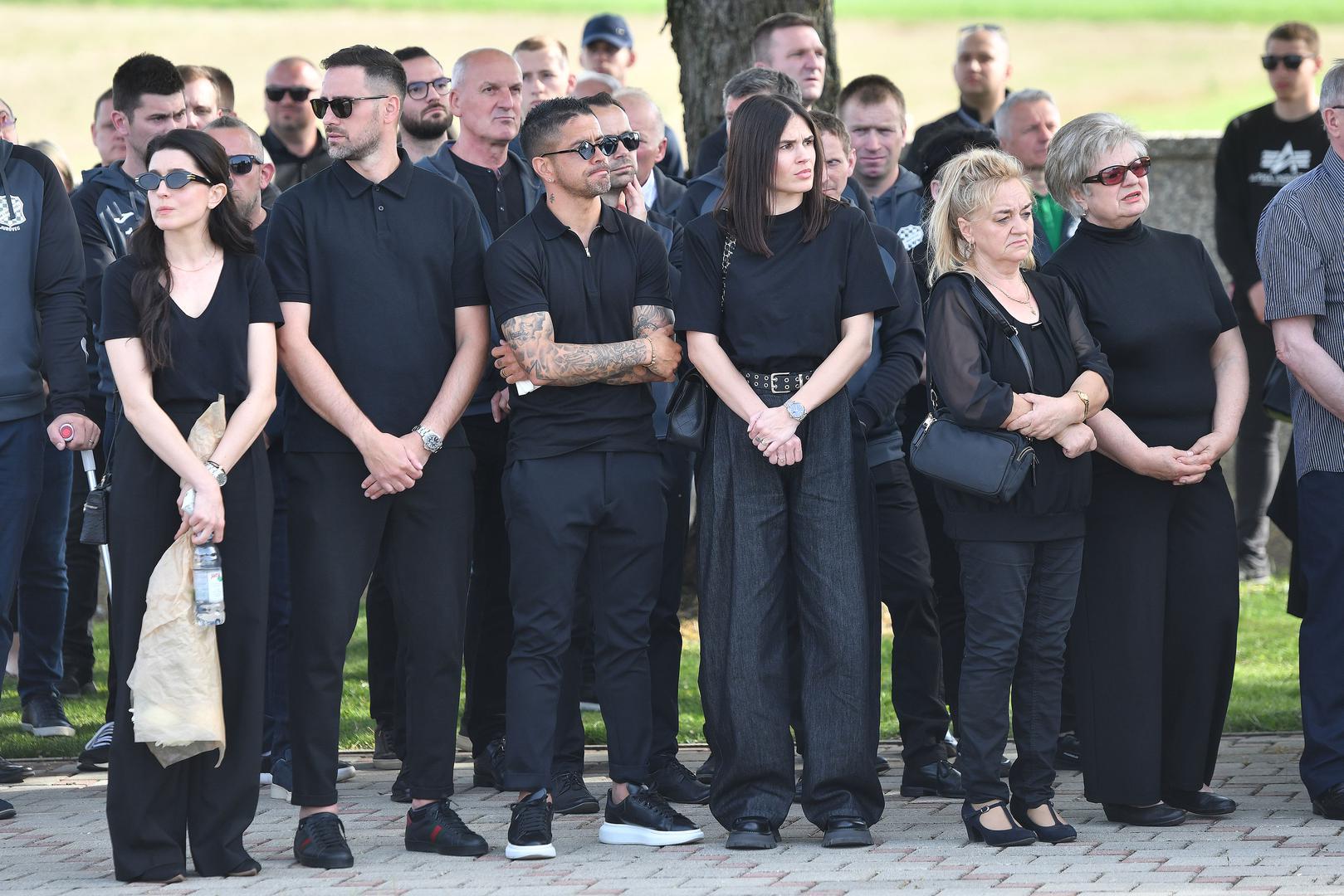 Jerko Leko, Luis Ibanez, Ivan Krstanović, Ivica Vrdoljak, Mathias Chago, Hrvoje Čale, Marijan Buljat, Domagoj Antolić, Denis Kolinger, Ivan Tomečak, Mario Jozić, Josip Šimunić, Filip Lončarić, Mario Musa, Nikola Šafarić, Jasmin Agić, Kristijan Polovanec, Josip Brezovec, rukometaš Filip Ivić, bivši pobjednik Big Brothera Hamdija Seferović među onima su koji su ispratili Pokrivača.

