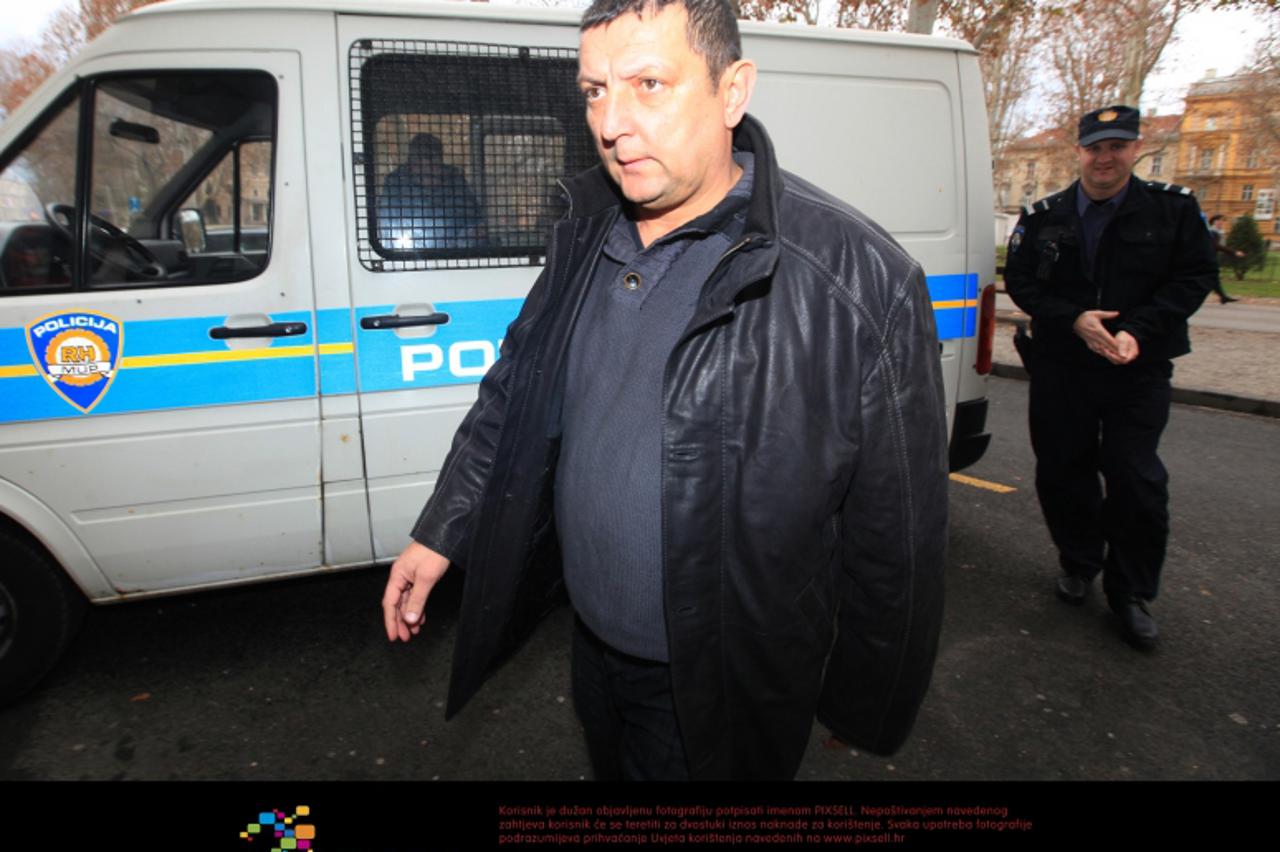 '10.12.2011., Zagreb - Bivsi nogometni sudac Zeljko Siric u pratnji policije dolazi na Zupanijski sud zbog optuzbi za mito i korupciju.  Photo: Robert Anic/PIXSELL'