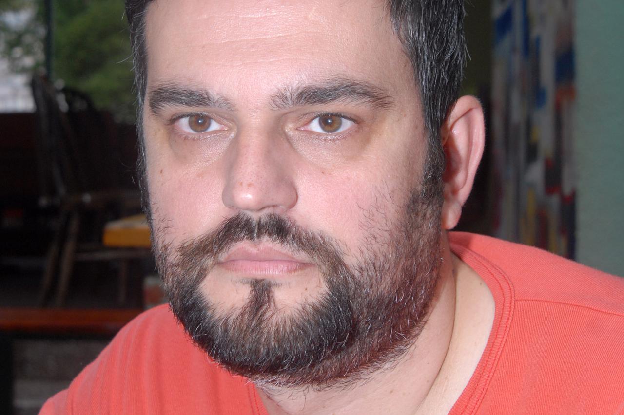 bih...mostar...11.10.2012...mostarski glumci,dragan komadina foto: zoran grizelj vecernji list