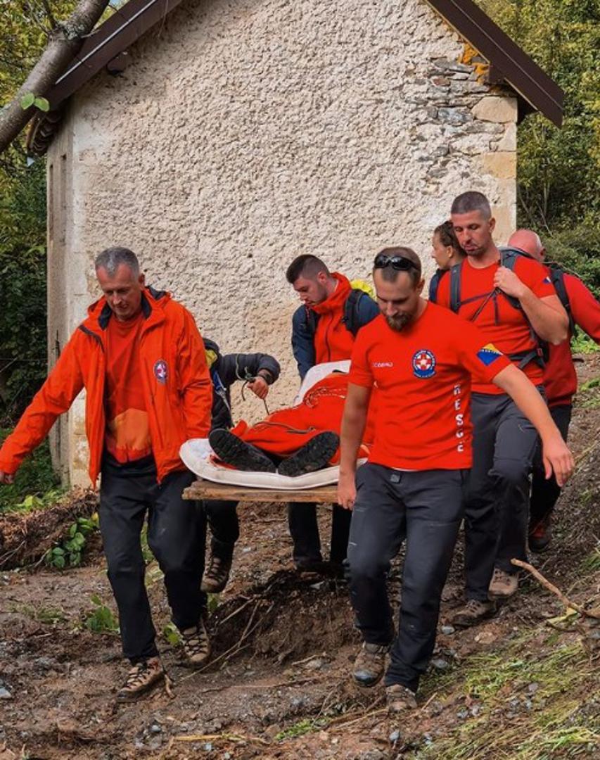 Isti ja na improvizovanim nosilima nošen do mjesta do kojeg se može doći terenskim vozilom, te u konačnici biva predat Centru za socijalni rad Konjic na daljnje postupanje. 