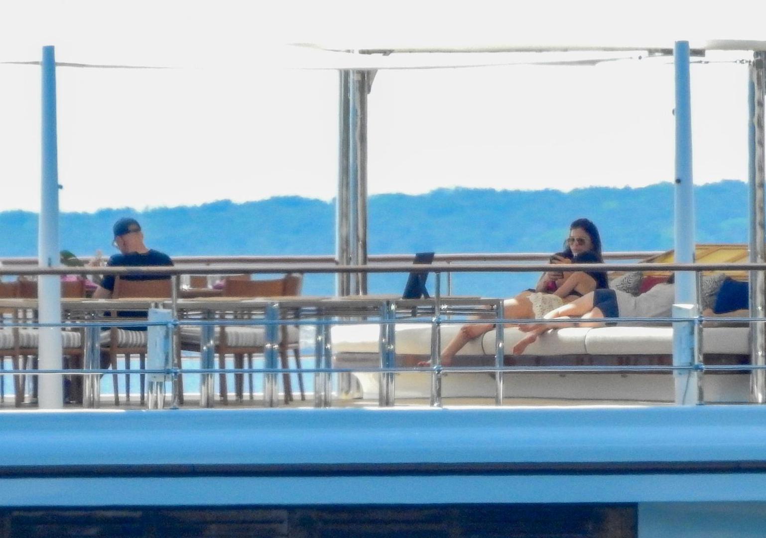 Na jahti je jučer bio istaknut natpis "Sretan rođendan", jer se slavila i posebna prigoda – 19. rođendan Sanchezinog sina Evana.