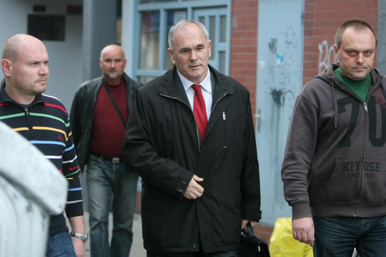 \'11.11.2010., Zagreb - Ivan Mravak sa dva policajca u civilu izlaze iz ulaza poslovnice Hepa u Heinzelovoj 47 i odpratili su ga do automobila i zatim nastavili ga pratiti sa drugim automobilom. Photo