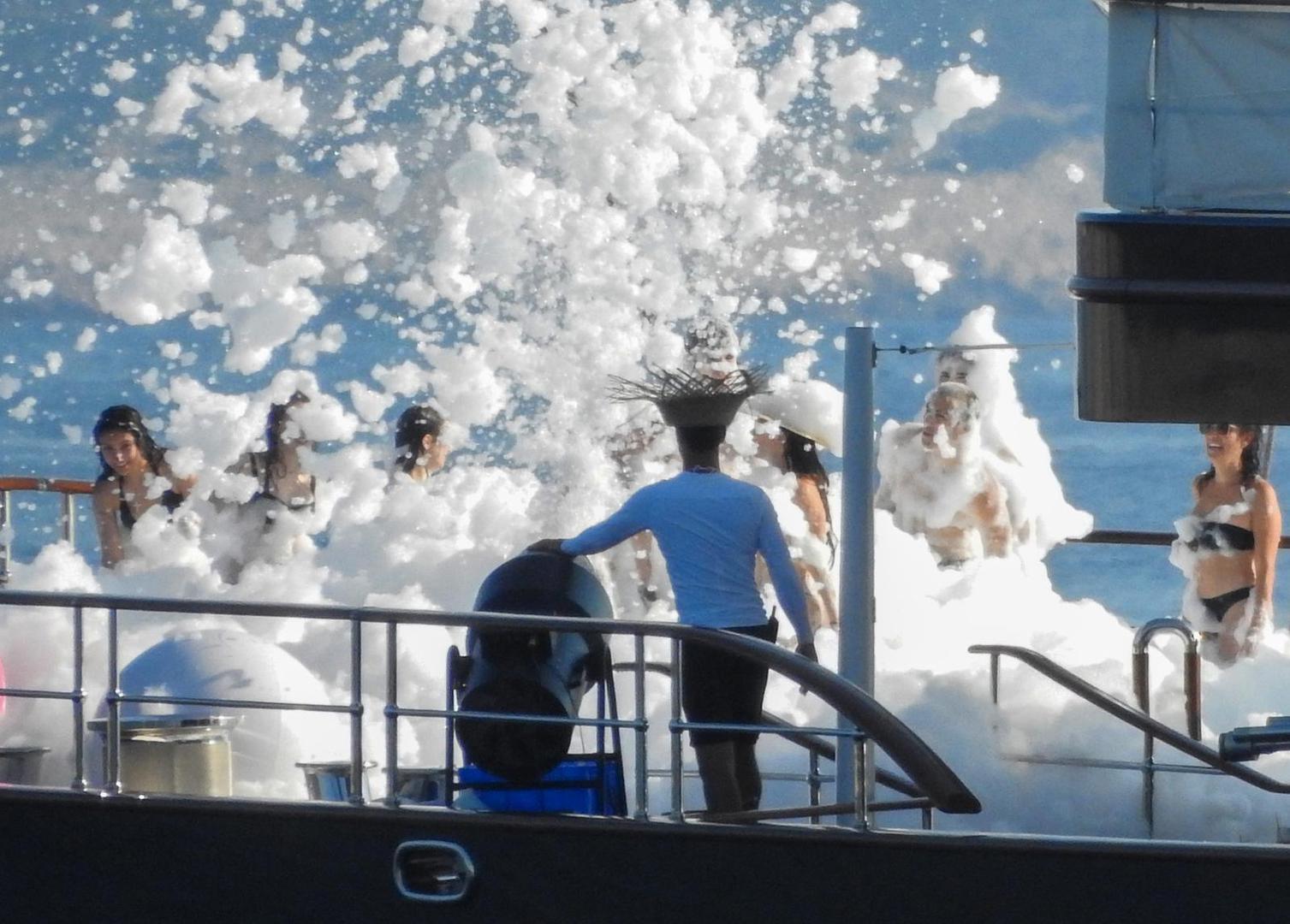 Proslava je uključivala veselu atmosferu uz pjenu, skakanje s jahte u more, veslanje na daskama te izležavanje na ležaljkama na sunčanoj gornjoj palubi.