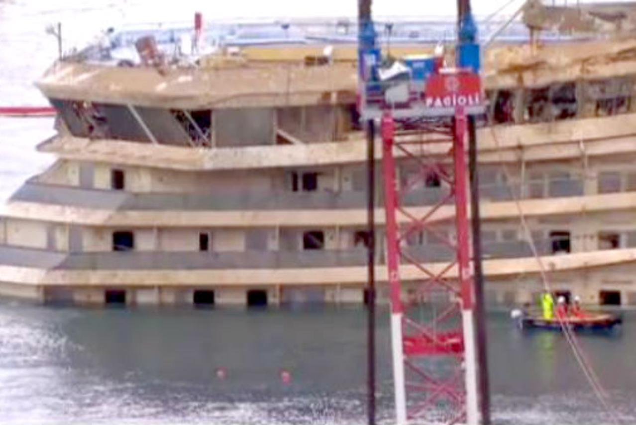 Kruzer Costa Concordia nakon uspravljanja
