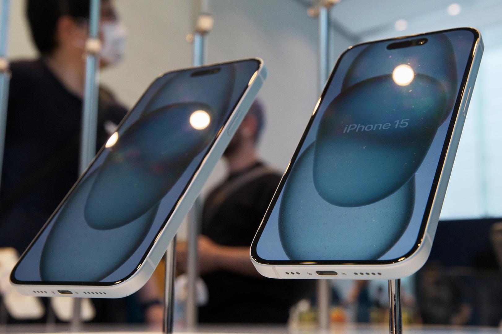5. Ponovno pokretanje za zamrznute telefone – Ako vaš iPhone prestane "odgovarati", tipke za glasnoću mogu ponuditi rješenje. Za ponovno pokretanje pritisnite tipku za pojačavanje glasnoće, zatim tipku za smanjivanje glasnoće, a na kraju bočnu tipku za zaključavanje. Ovaj hardverski reset može učinkovito riješiti probleme kada uobičajeno ponovno pokretanje nije dovoljno.
