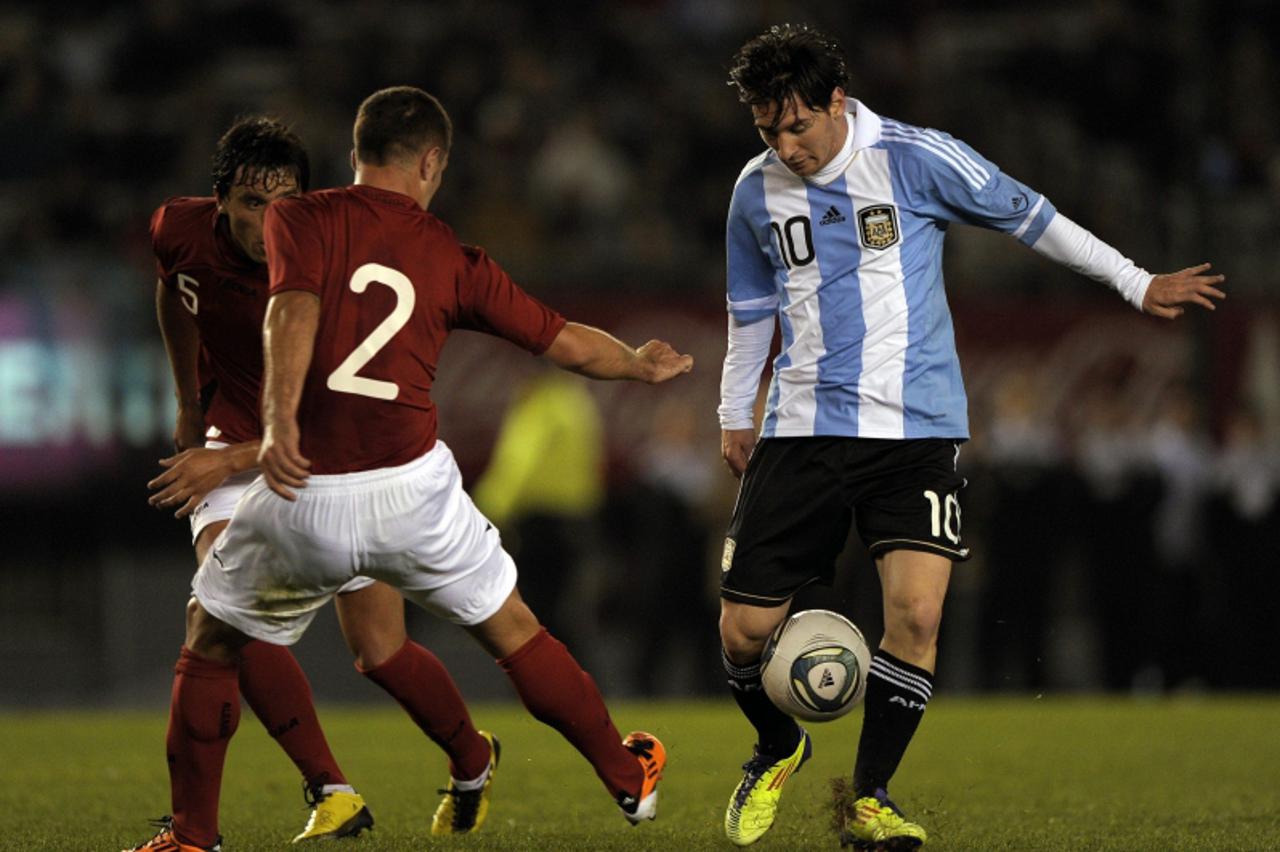 \'Argentina\'s forward Lionel Messi (R) vies for the ball with Albania\'s defender Andi Lila during a friendly football match at the Monumental stadium in Buenos Aires on June 20, 2011. AFP PHOTO / Ju