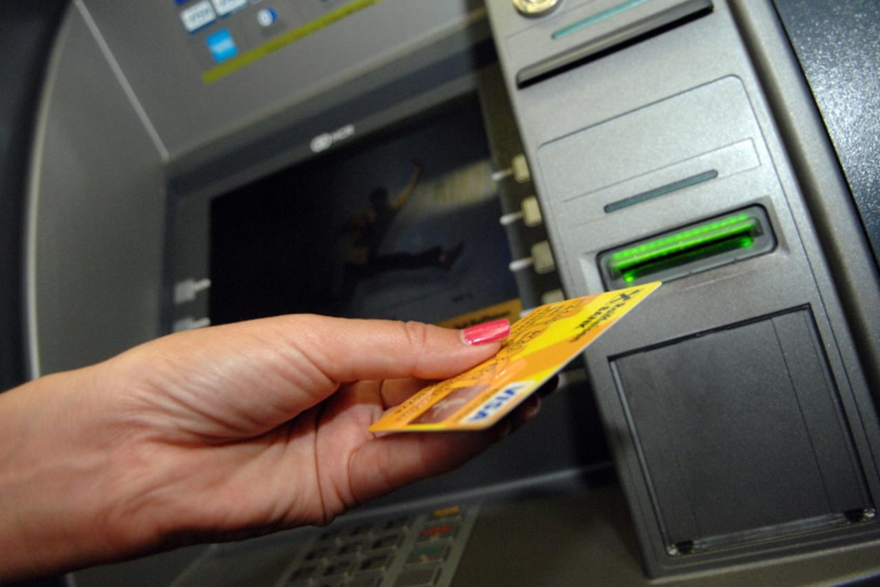 '02.09.2009.....Zagreb...unu.....Ilustracija umetanja kartice u bankomat Raiffeisen bank zbog slucaja Renate Rasic i njezine kartice koja je navodno skenirana.Photo:Marko Prpic/VLM/PIXSELL'