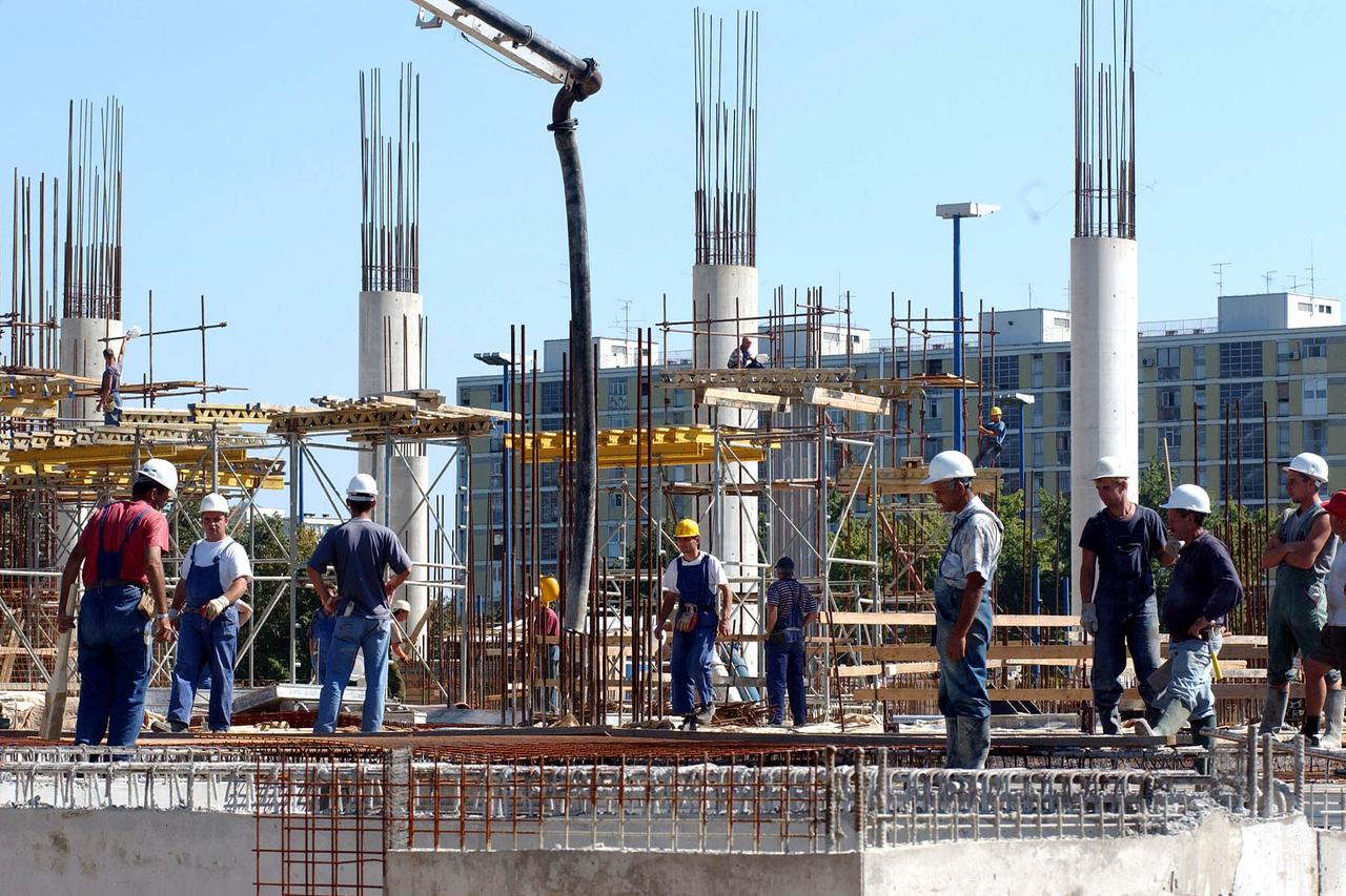 ZAGREB 07.09.2004  NOVOSTI   gradevinari    ilustracije           snimio D.Lovrovic