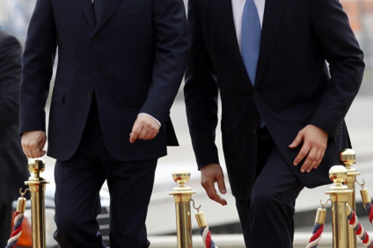 \'Serbia\'s President Boris Tadic (R) welcomes Russia\'s Prime Minister Vladimir Putin during Putin\'s visit to Belgrade March 23, 2011.   REUTERS/Ivan Milutinovic (SERBIA - Tags: POLITICS)\'