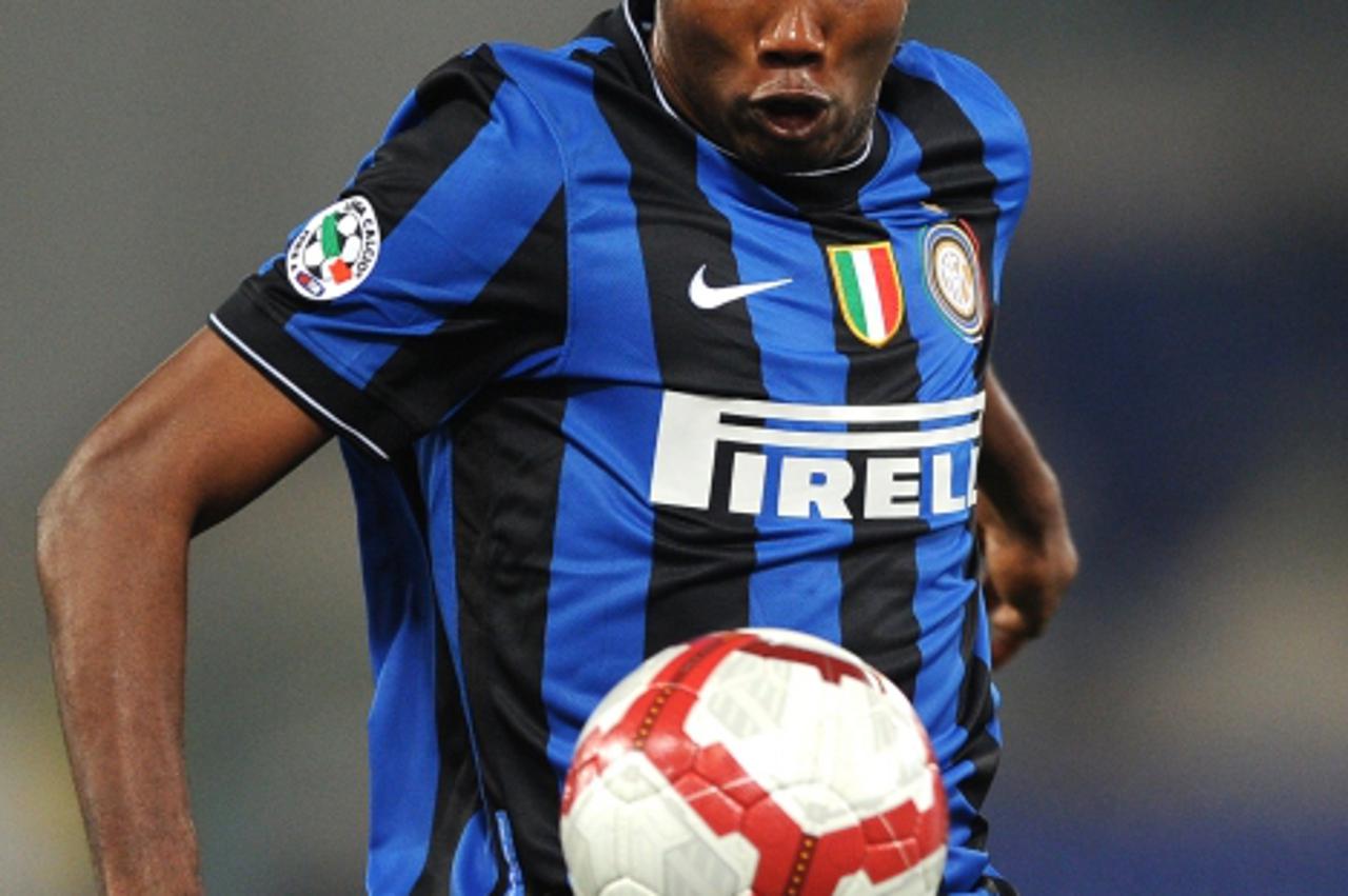 \'Inter Milan\'s Cameroonian forward Samuel Eto\'o controls the ball during the Italian serie A football match Lazio vs Inter Milan, at Olympic stadium in Rome on May 2, 2010.  AFP PHOTO / ALBERTO PIZ