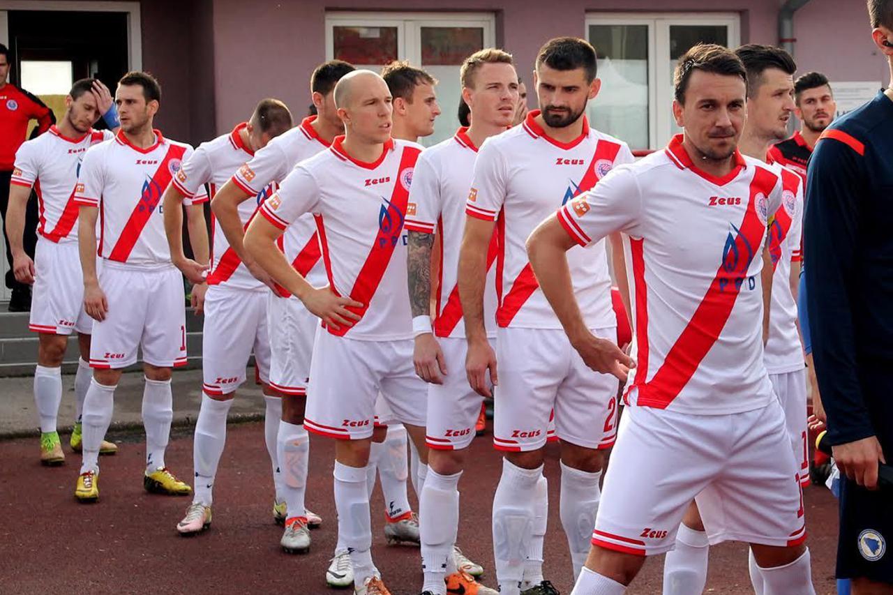 SARAJEVO, 19. novembra (FENA) - U derbi susretu  16. kola nogometne BH Telecom  Premijer lige Bosne i Hercegovine  ekipe Slobode i Zrinjskog u Tuzli su igrale nerje??eno 3:3, ??eljezniÄ?ar je u Vitezu slavio  sa 2:0, dok je Radnik u Bijeljini  bio bolji o