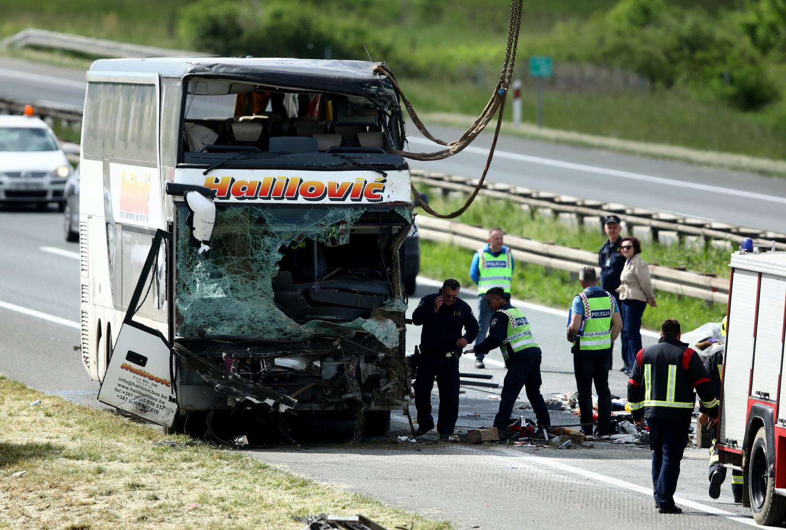 Vozač autobusa koji je dolazio, nije se zaustavio te se zabio u taj auto na cesti, probio je zaštitnu ogradu i prevrnuo se te završio u suprotnom smjeru.
