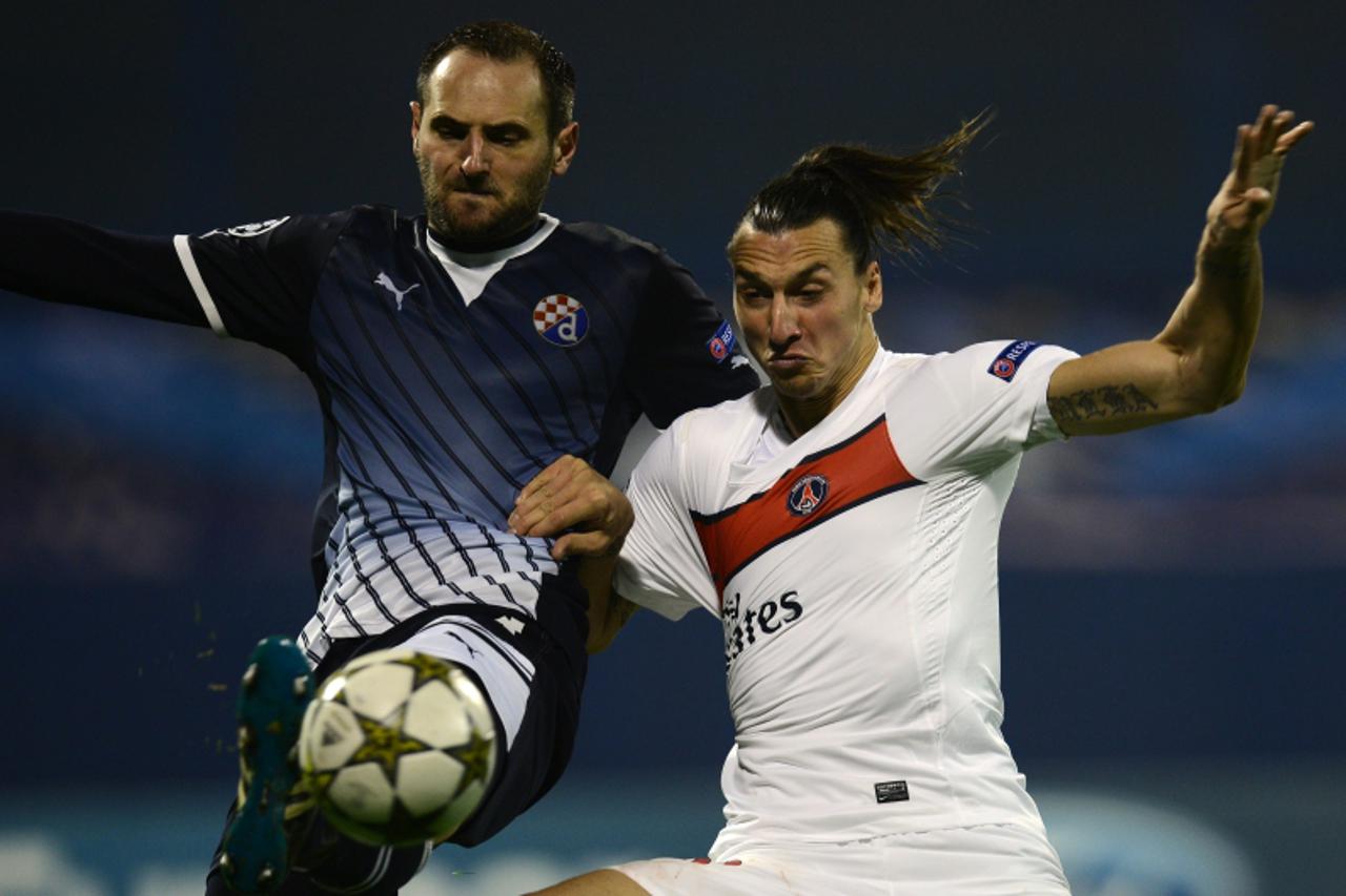 'Paris Saint-Germain's Swedish forward Zlatan Ibrahimovic (C) vies with Dinamo Zagreb's defender Josip Simunic duirng the UEFA Champions League Group A football match Dinamo Zagreb vs Paris Saint-Ge