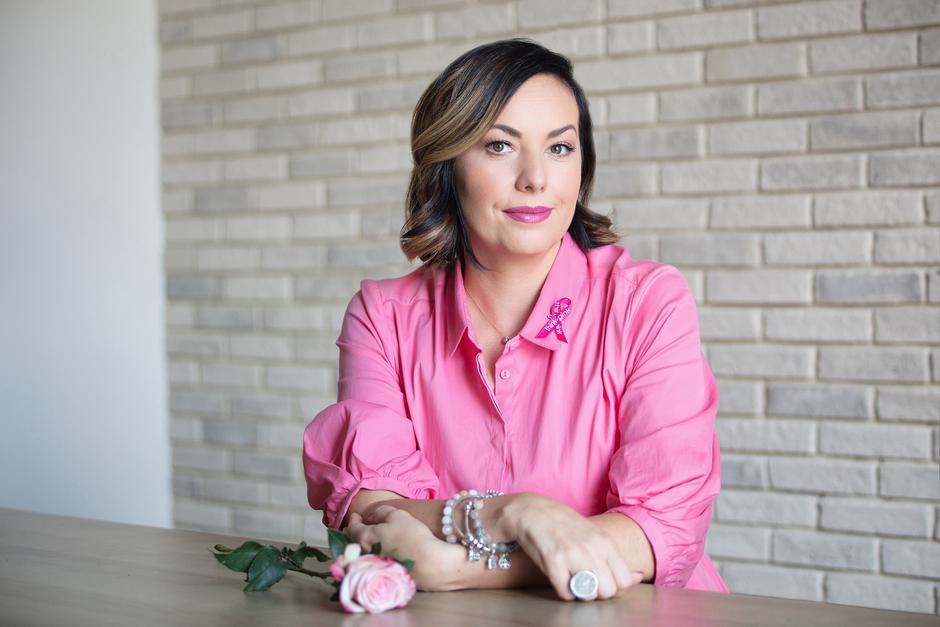 UniCredit think-pink