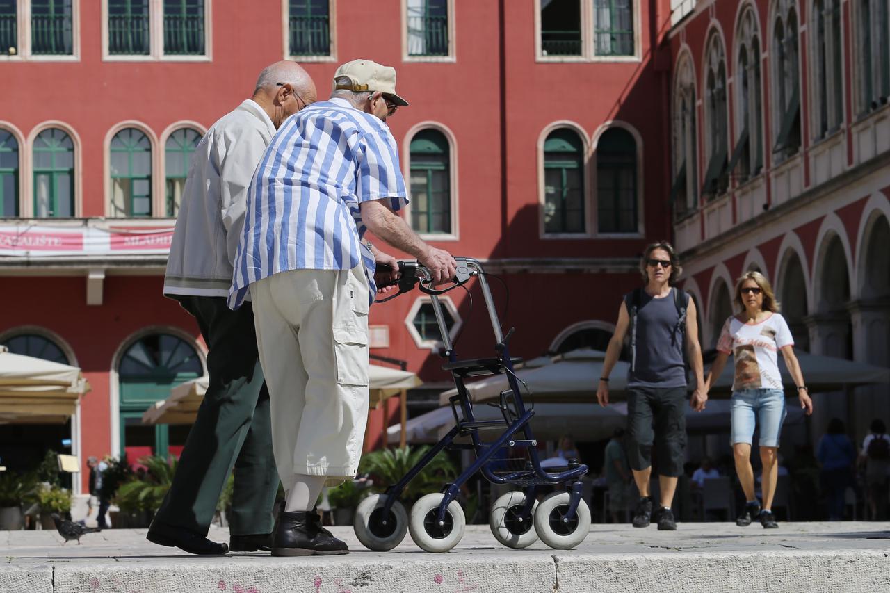 09.09.2015., Split - Umirovljenicka solidarnost. Prijateljistvo na djelu snimljeno na splitskim Prokurativama. Dva su umirovljenika pomogla prijatelji uspeti se uz stepenice kako bi nastavili svoju setnju. Photo: Ivo Cagalj/PIXSELL